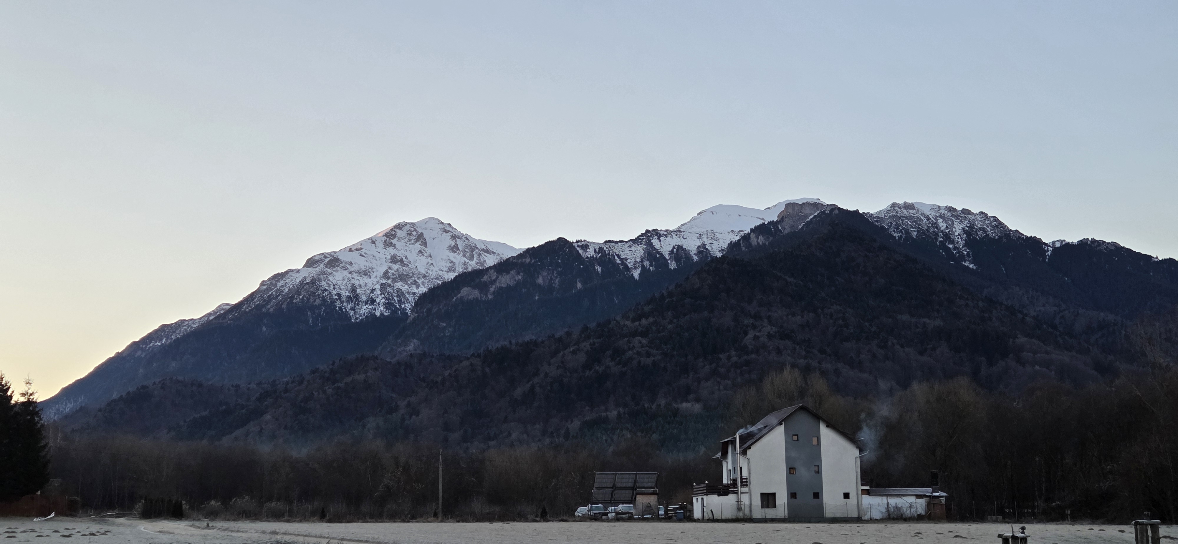 Bucegii vazuti de la Cuibul de Lemn
